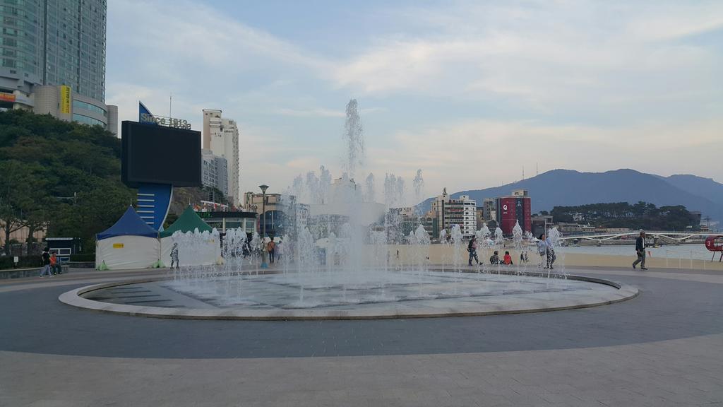 Hotel Queen Busan Bagian luar foto